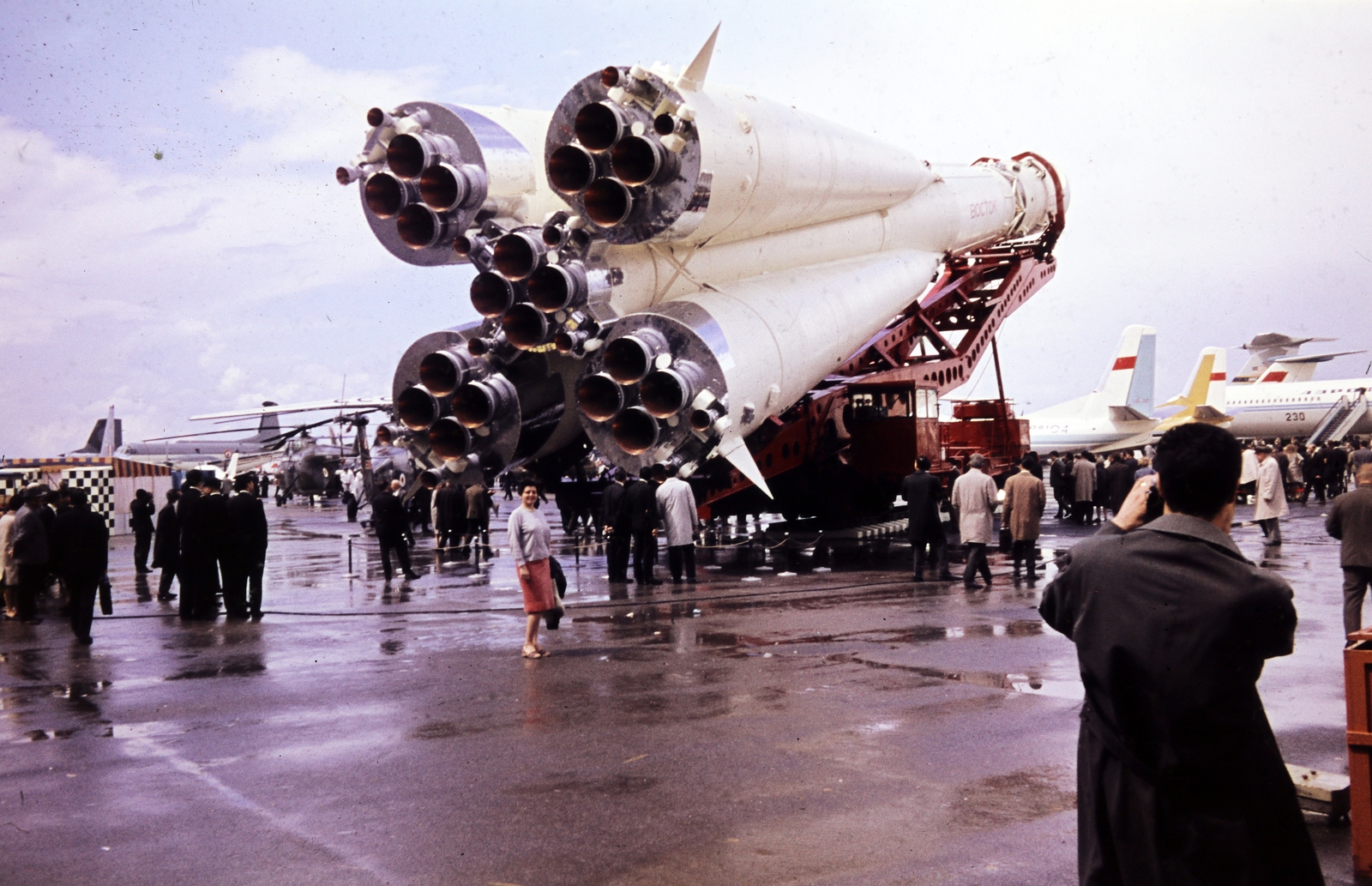 Franciaország, Párizs, Le Bourget repülőtér, 27. Nemzetközi Légi- és Űrszalon (27e Salon International de l’Aéronautique et de l’Espace). Vosztok-1, Gagarin űrhajójának másolata., 1967, Iván Zoltán dr., színes, űrhajó, rakéta, Fortepan #263012