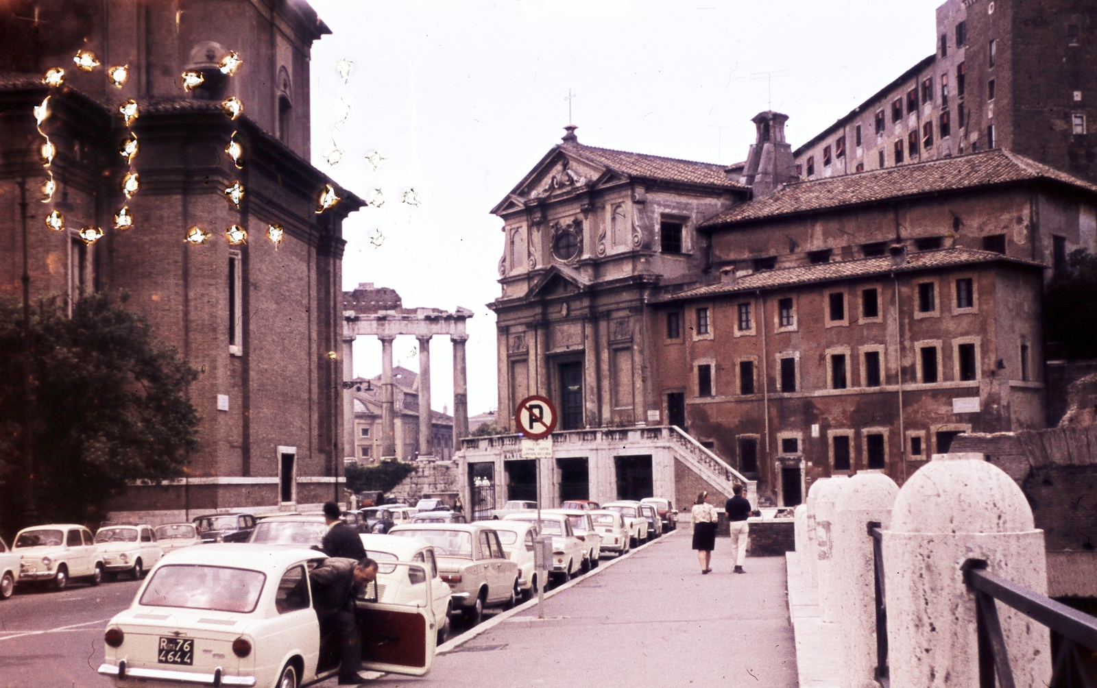 Italy, Rome, a Via dell'Arco di Settimio a Via del Tullianóról nézve, balra a Chiesa Santi Luca e Martina martiri (Szent Lukács és Martina vértanúk temploma). Középen távolabb a Tempio di Saturno (Szaturnusz temploma) romjai a Forum Romanumon. Jobbra a Carcere Mamertino (Mamertinus börtöne) és a Chiesa di San Giuseppe dei Falegnami ( József az ácsok védöszentje temploma), 1973, Iván Zoltán dr., colorful, Fortepan #263015