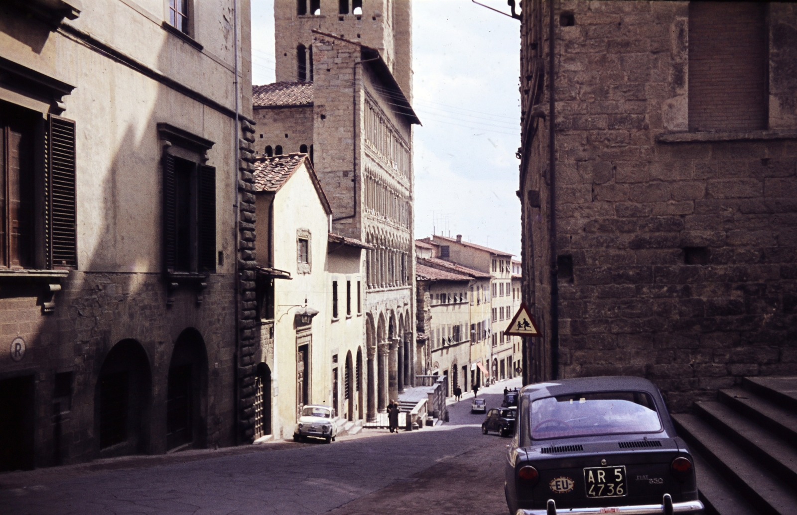 Olaszország, Arezzo, Corso Italia, balra a Chiesa di Santa Maria della Pieve., 1967, Dr. Iván Zoltán, színes, Fiat-márka, rendszám, olasz gyártmány, országjelzés, Fortepan #263022