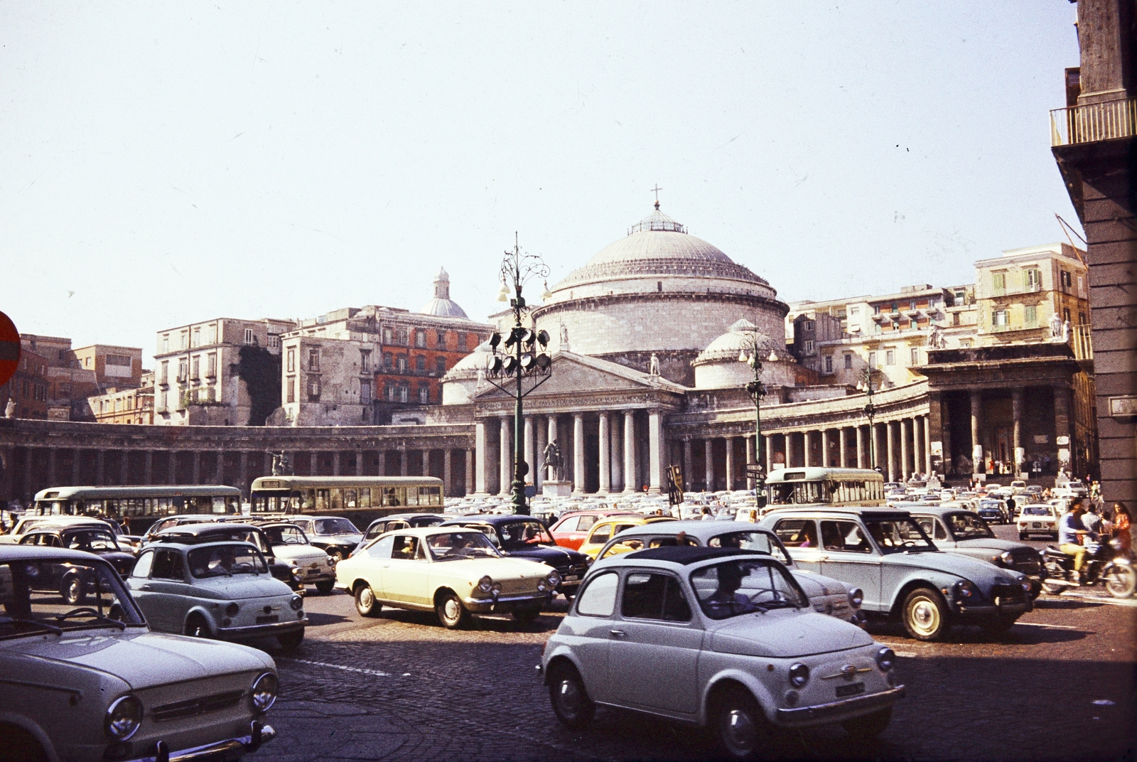 Olaszország, Nápoly, Piazza del Plebescito, San Francesco di Paola-templom (Basilica reale pontificia di San Francesco di Paola)., 1973, Iván Zoltán dr., színes, Fortepan #263026