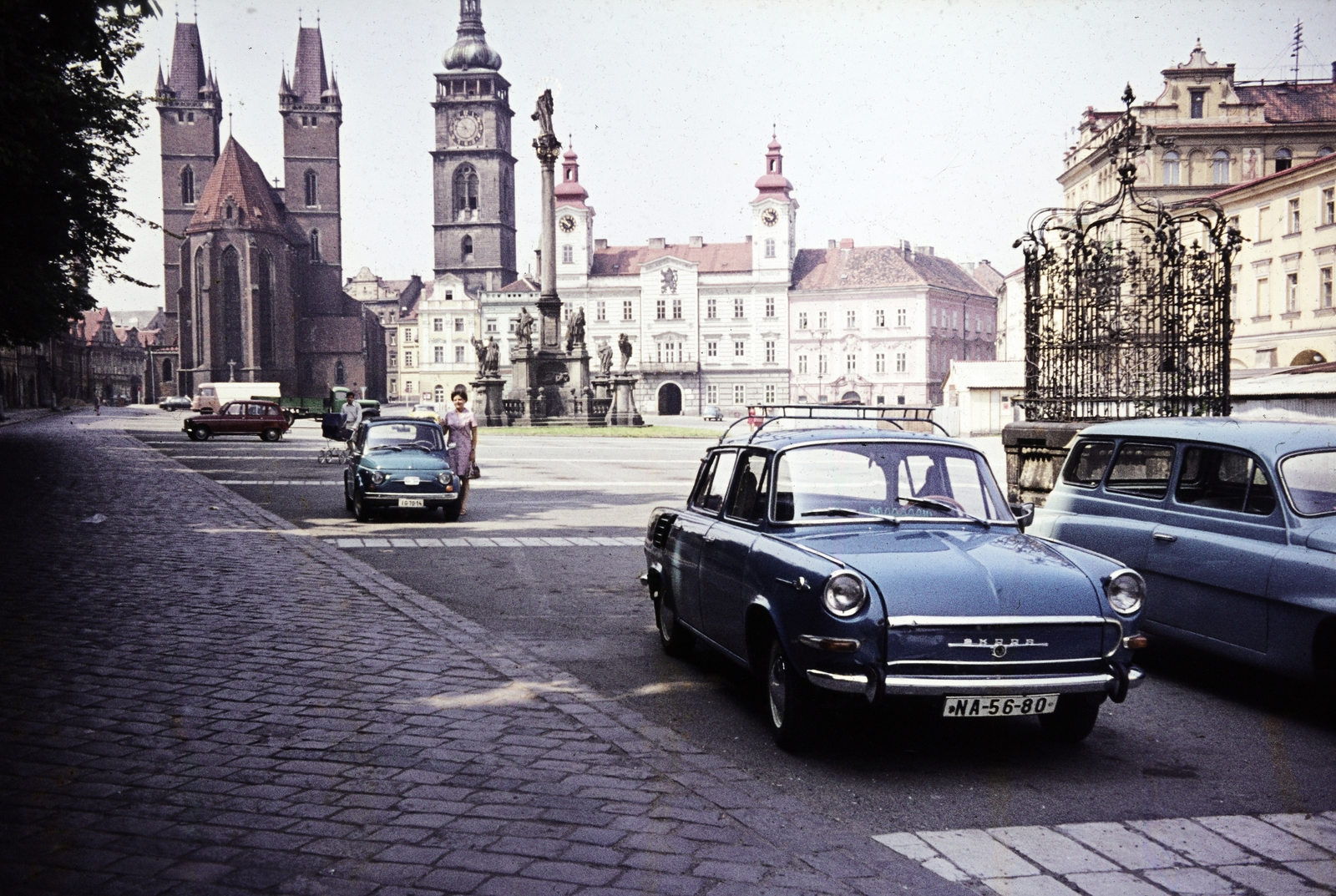 Czech Republik, Velkém náměstí a város főtere, balra a Szentlélek székesegyház. Középen a Mária-oszlop, mögötte a Fehér harangtorony és az Óvárosháza., 1971, Dr. Iván Zoltán, Czechoslovakia, Skoda-brand, Fiat-brand, colorful, Fortepan #263031