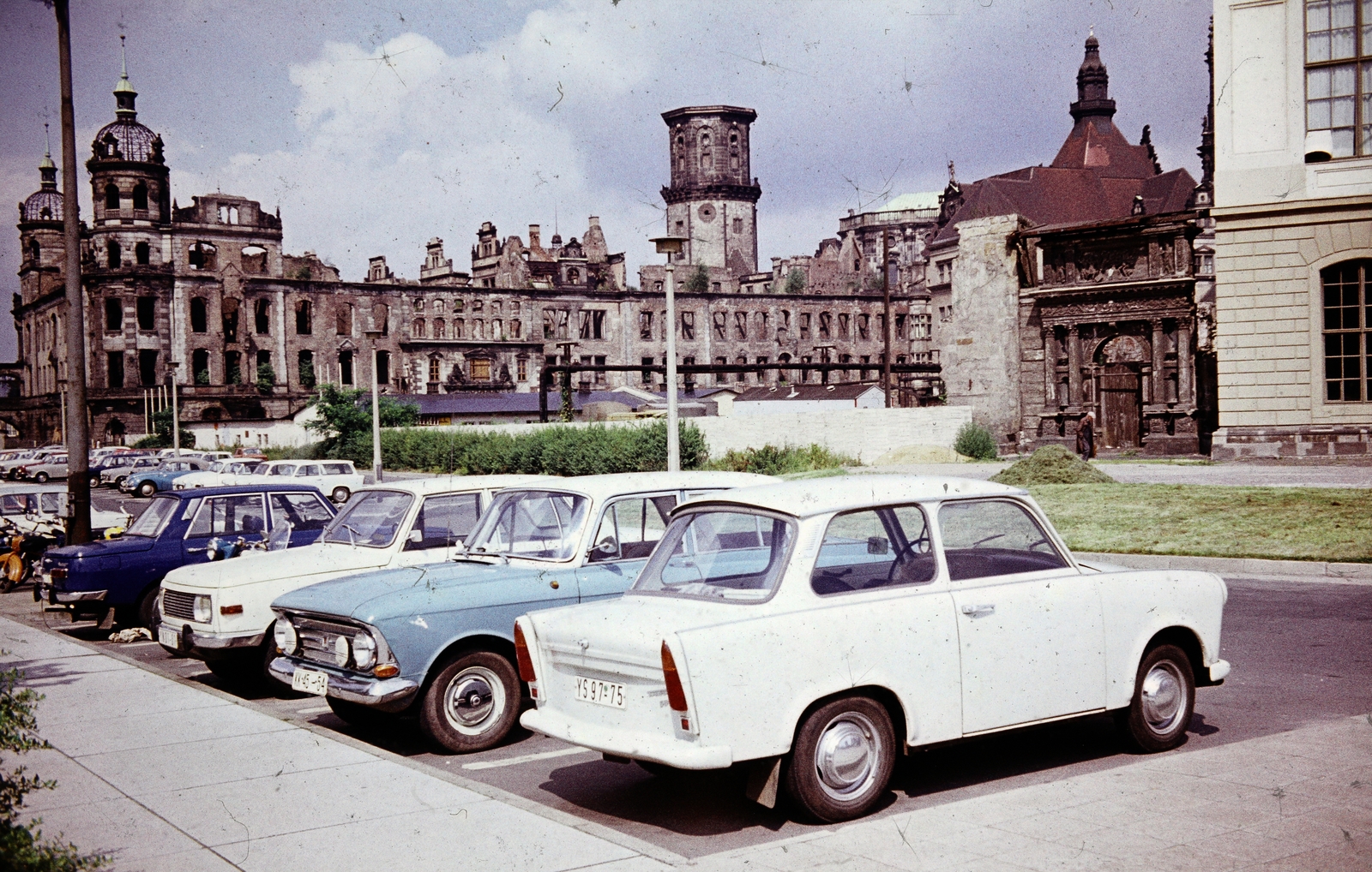 Németország, Drezda, Jüdenhof (Neumarkt), jobbra a Johanneum, balra a háttérben a Residenzschloß (uralkodói kastély) a csonka Hausmannsturm-mal., 1971, Iván Zoltán dr., Wartburg 353, Trabant 601, színes, NDK, Fortepan #263032