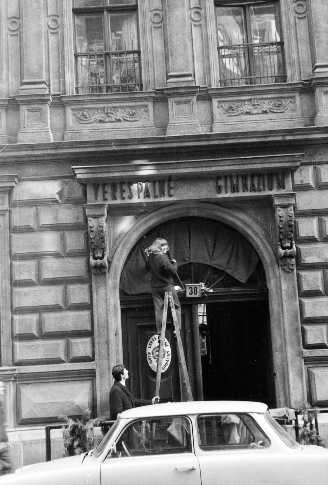 Hungary, Budapest V., Veres Pálné utca 38., a Veres Pálné Gimnázium kapuja., 1968, Ránki Júlia, Budapest, Fortepan #263085