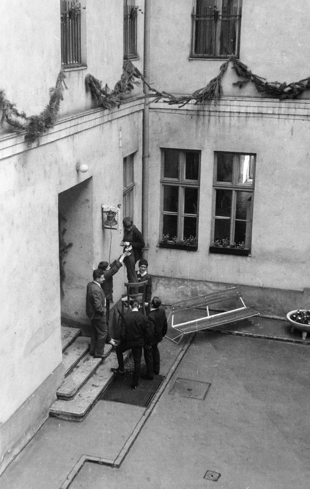 Magyarország, Budapest V., Veres Pálné utca 38., a felvétel a Veres Pálné Gimnázium udvarán készült., 1968, Ránki Júlia, Budapest, Fortepan #263086