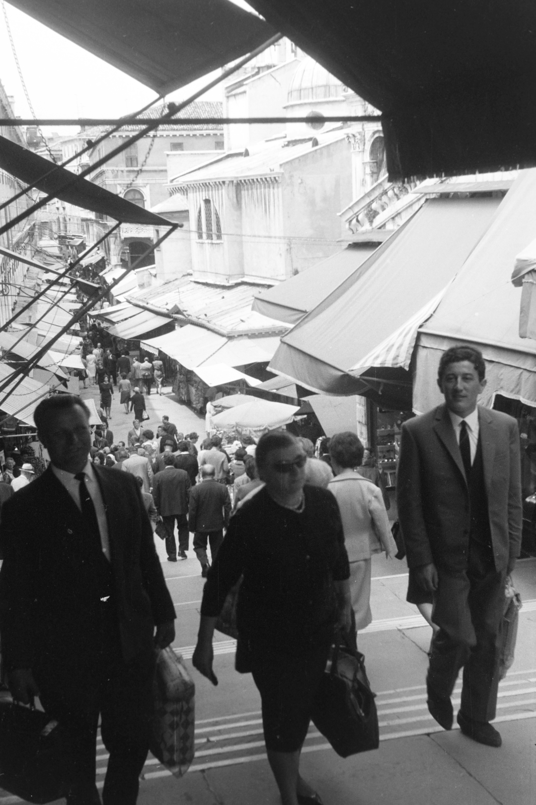 Italy, Venice, a Ruga degli Orefici a Rialto hídról nézve., 1962, Szűcs Attila, Fortepan #263125