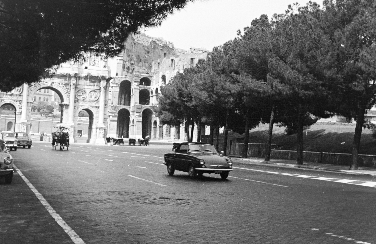 Olaszország, Róma, Piazza del Arco di Costantino, a háttérben balra Constantinus császár diadalíve, jobbra a Colosseum., 1966, Szűcs Attila, Fortepan #263131