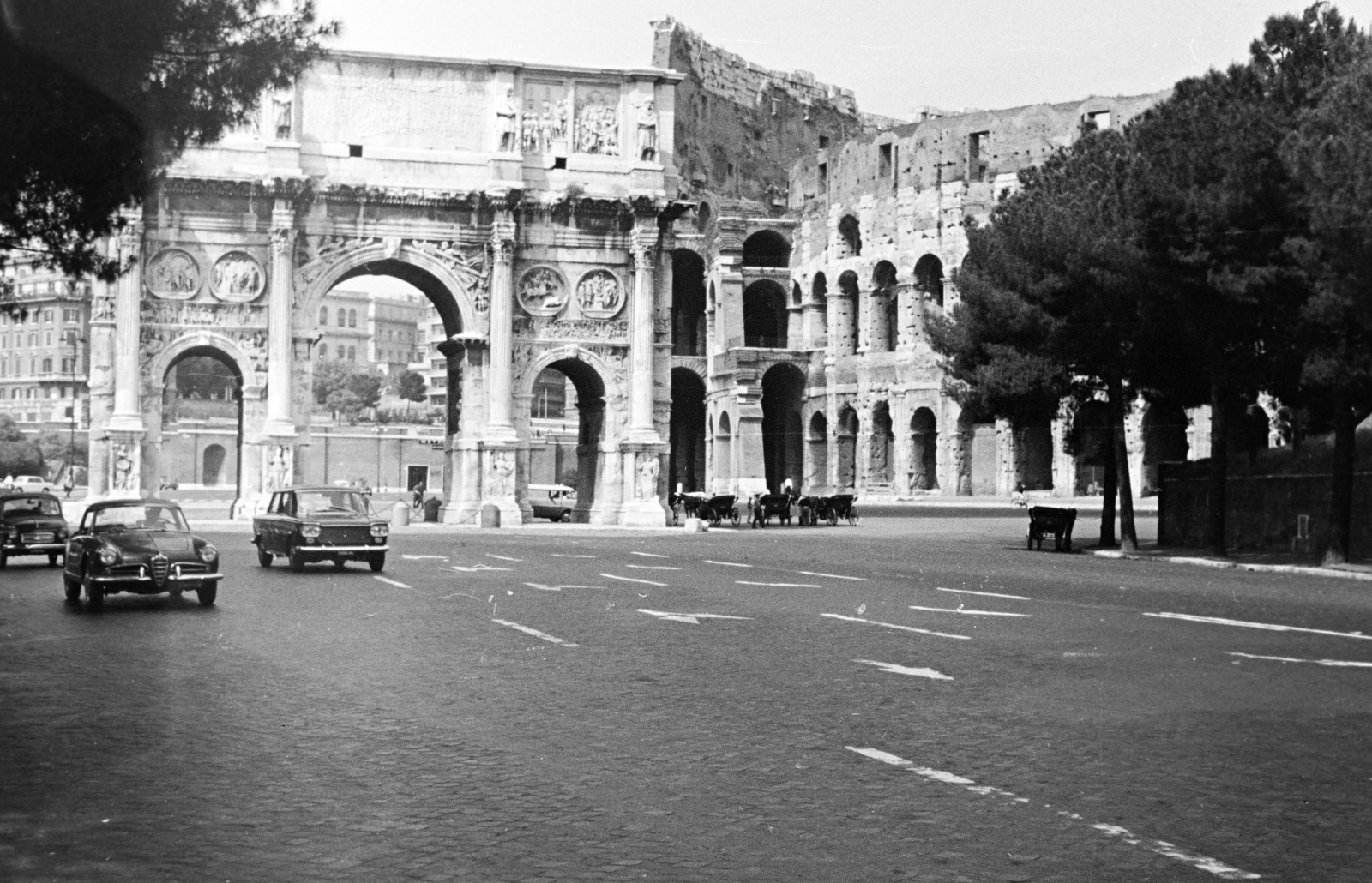 Italy, Rome, Piazza del Arco di Costantino, a háttérben balra Constantinus császár diadalíve, jobbra a Colosseum., 1966, Szűcs Attila, Fortepan #263132