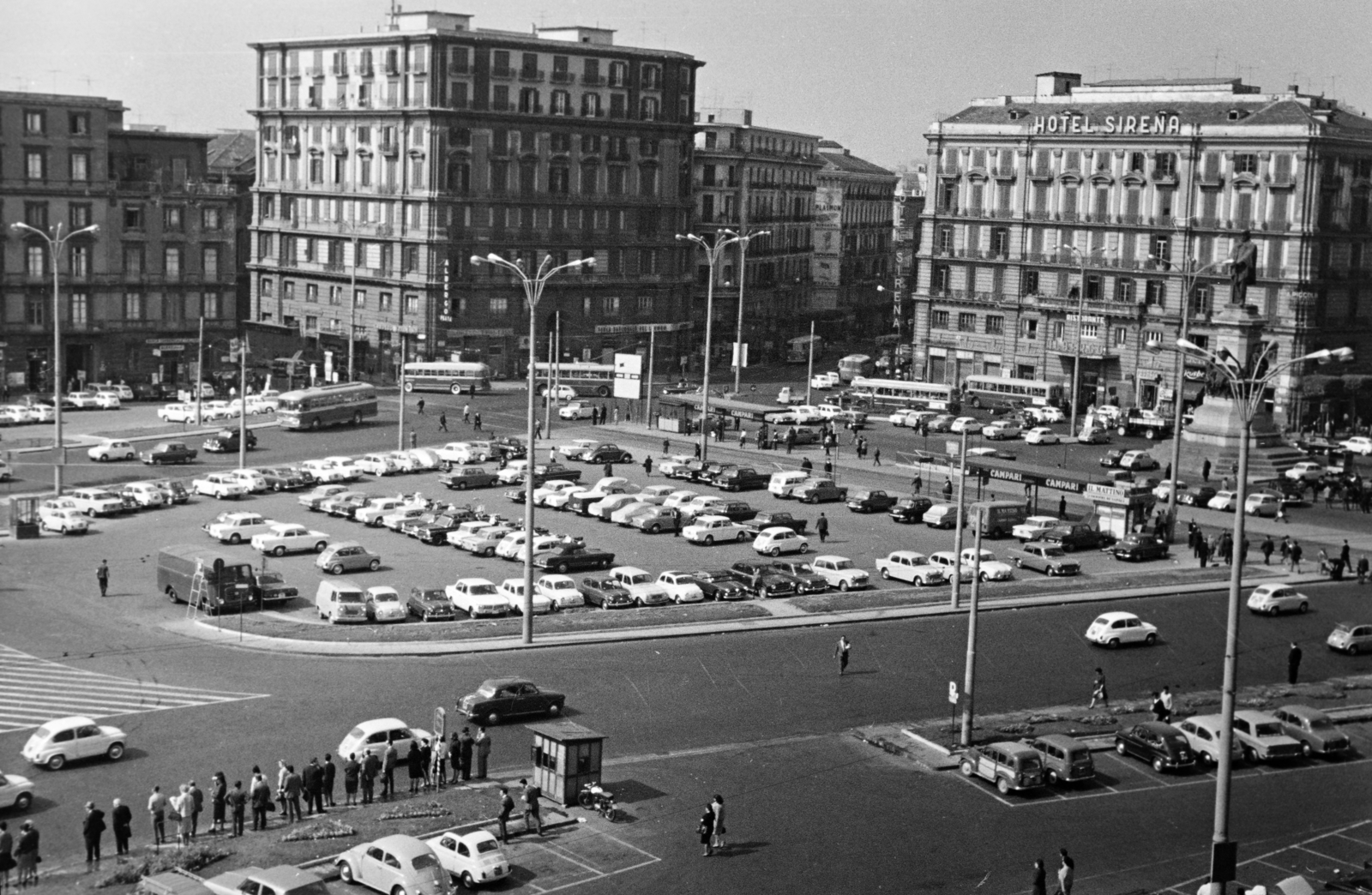Italy, Naples, kilátás a Via Milano sarkán álló Clarean Hotelből a Piazza Giuseppe Garibaldi felé. Jobbra a Hotel Sirena előtt Garibaldi emlékműve áll., 1966, Szűcs Attila, Fortepan #263134