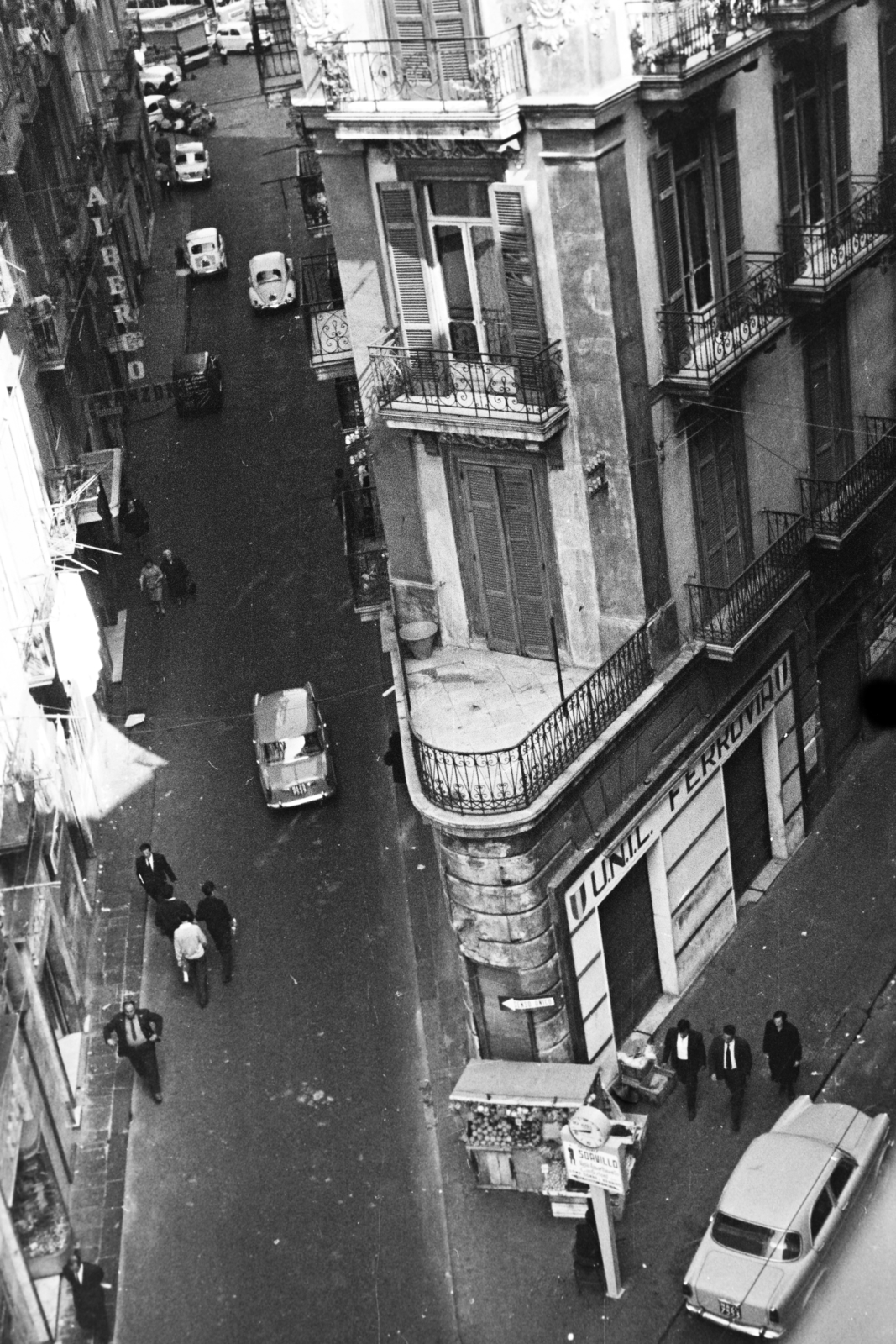 Italy, Naples, kilátás a Piazza Giuseppe Garibaldi sarkán álló Clarean Hotelből a Via Milano és a Vico Ferrovia találkozásánál lévő bérház felé., 1966, Szűcs Attila, Fortepan #263135