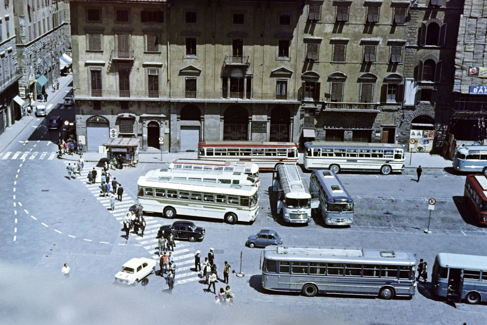 Italy, Florence, Piazza della Signoria a Palazzo Vecchio tornyából nézve., 1960, Szűcs Attila, colorful, bus stop, crosswalk, Fortepan #263138
