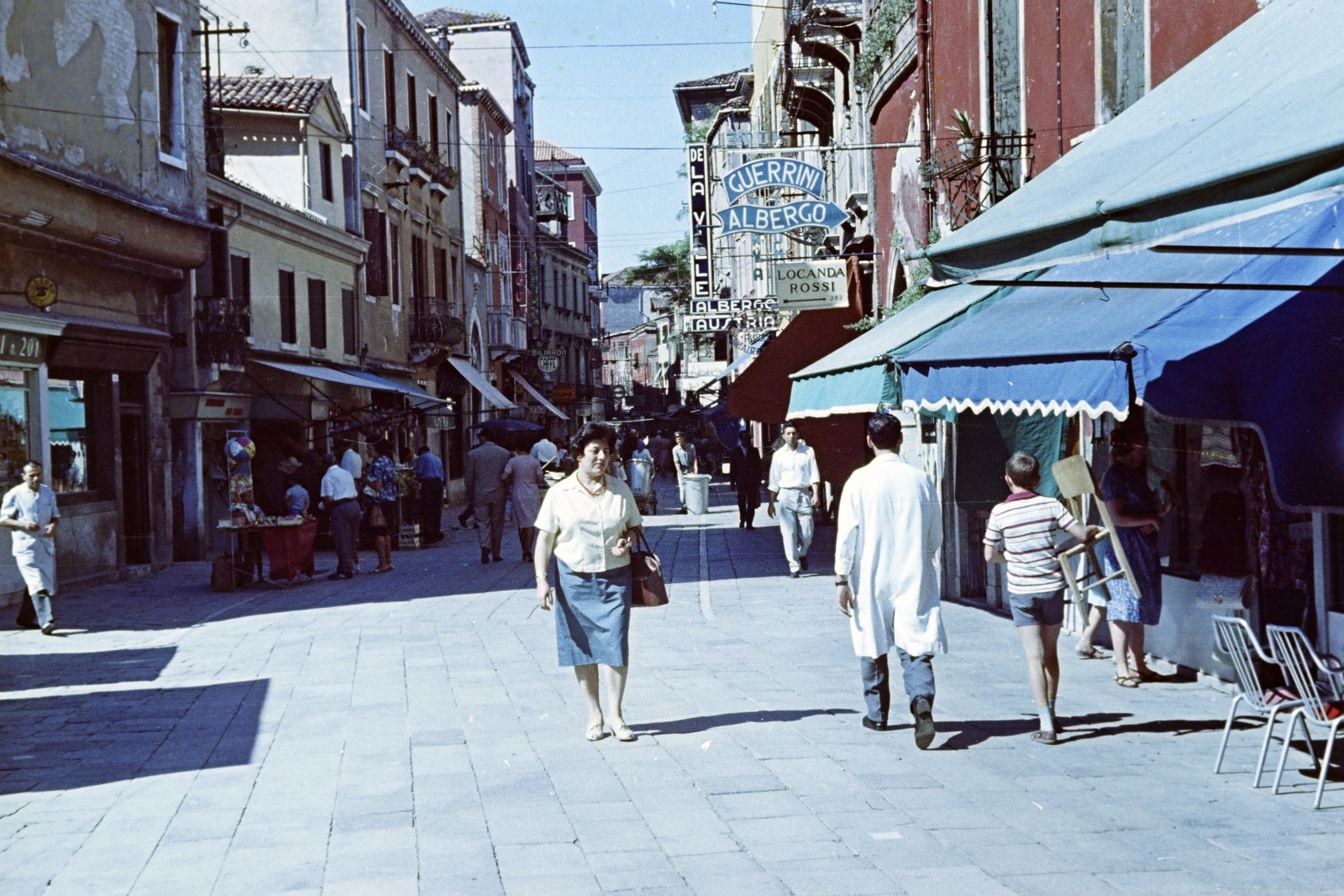 Olaszország, Velence, Rio Terà Lista di Spagna., 1960, Szűcs Attila, színes, árnyékoló, sétálóutca, Fortepan #263149