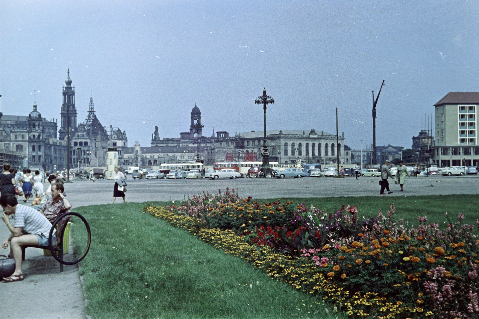 Germany, Dresden, az Altmarkt a Wilsdruffer Straße (Ernst-Thälmann-Straße) felé nézve, a háttérben balról jobbra a Drezdai Kastély (Residenzschloss) romja, a Szentháromság Katolikus Főtemplom (Hofkirche) tornya, a Sächsisches Ständehaus tornya, a Johanneum (később közlekedési múzeum) és jobbra háttérben a Miasszonyunk-templom (Frauenkirche) romja., 1962, Szűcs Attila, bench, flower, colorful, GDR, Fortepan #263163