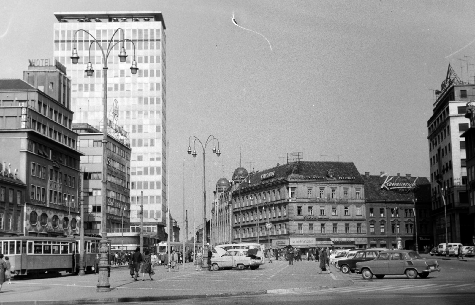 Croatia, Zagreb, Jellasics bán tér (Trg bana Josipa Jelačića), az Ilica felé nézve., 1965, Szűcs Attila, Skoda-brand, street view, tram, Fortepan #263164