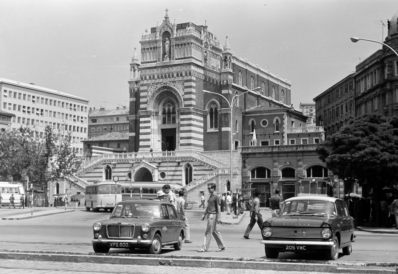 Croatia,Adriatic Sea, Rijeka, a kapucinus rend Lourdes-i Miasszonyunk temploma., 1965, Szűcs Attila, number plate, street view, automobile, MG 1300, statue, Hillman Super Minx, Hillman-brand, MG-brand, British brand, Fortepan #263166