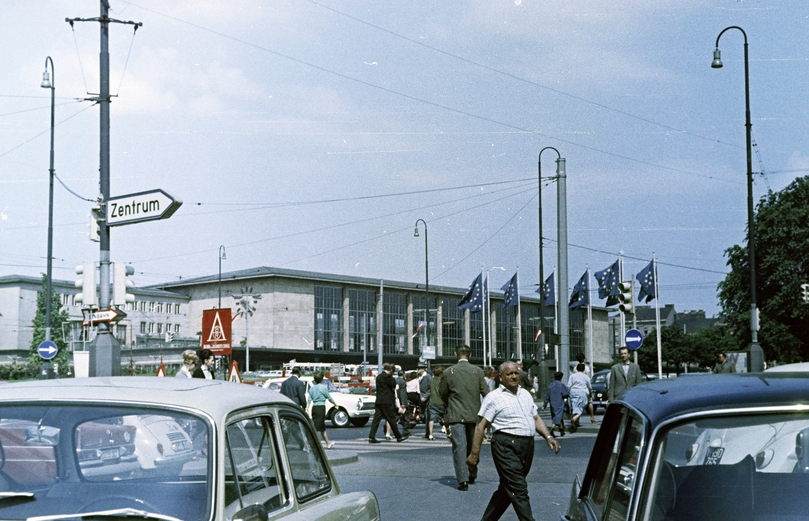 Austria, Vienna, Europaplatz a Mariahilfer Strasse felöl a Westbahnhof épülete felé nézve., 1962, Szűcs Attila, Fortepan #263175