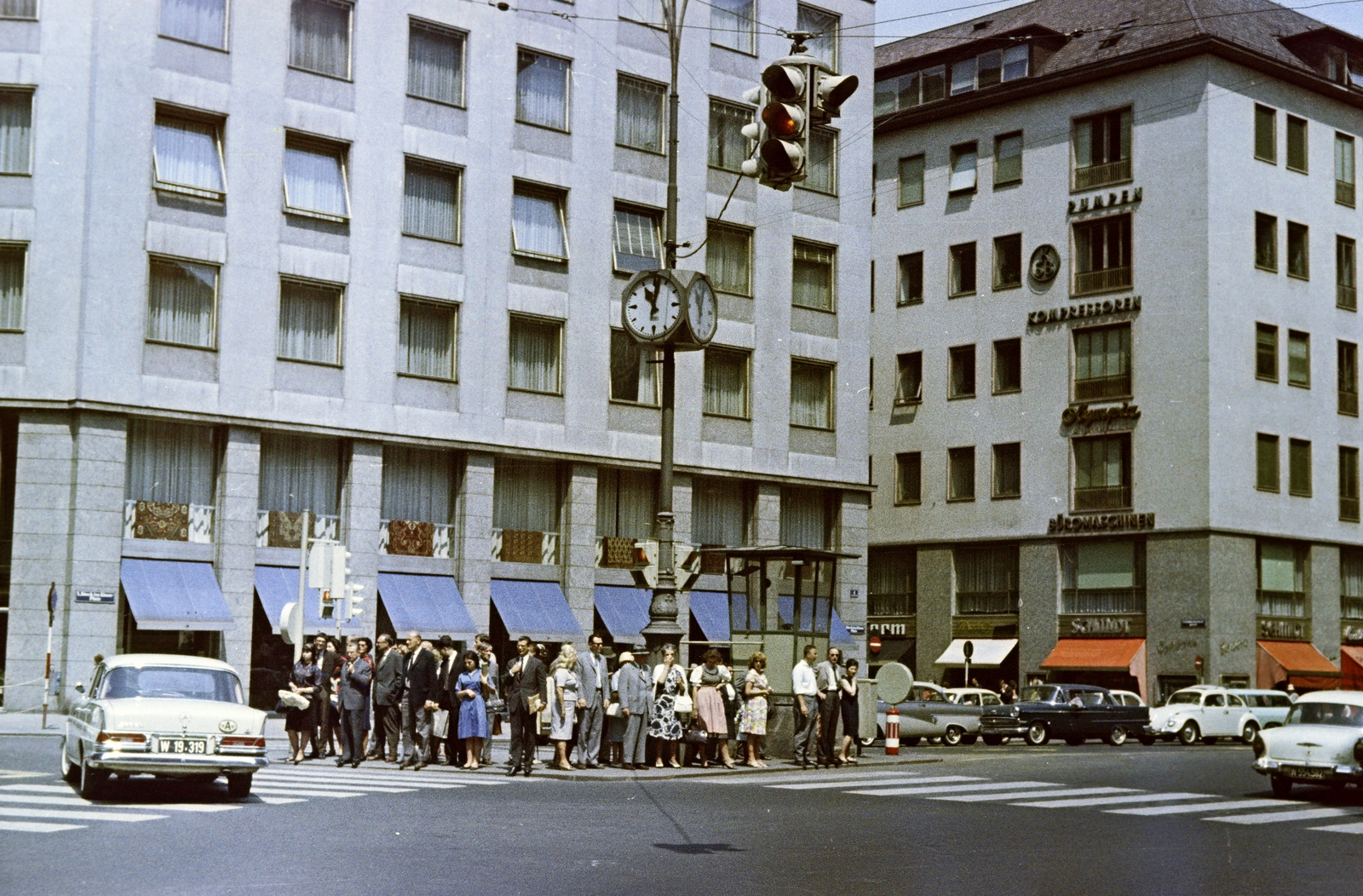 Ausztria, Bécs, gyalogos átkelőhelyek Stock-im-Eisen- Platz 4. számú ház előtt, ettől jobbra a Goldschmiedgasse - Stephansplatz sarkán álló ház látható., 1962, Szűcs Attila, Fortepan #263178