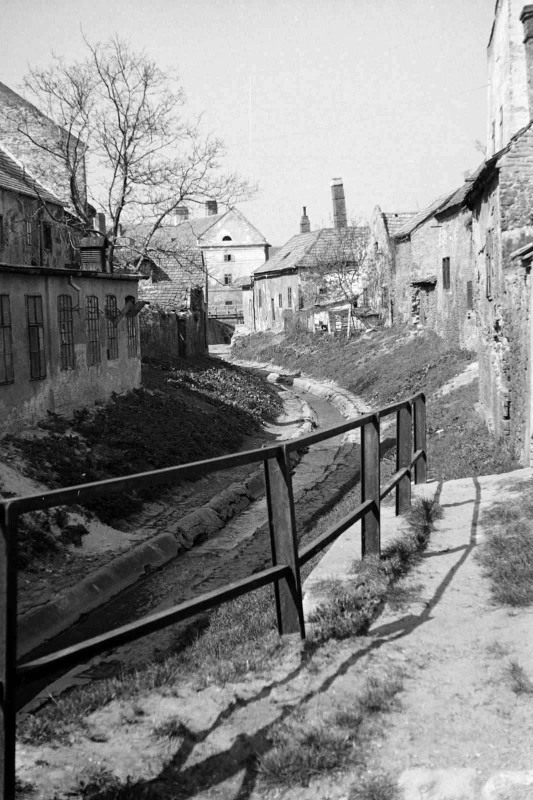 Hungary, Sopron, az Ikva patak a Katolikus konvent átjáró felől a Festő köz felé nézve., 1963, Szűcs Attila, watercourse, Fortepan #263181
