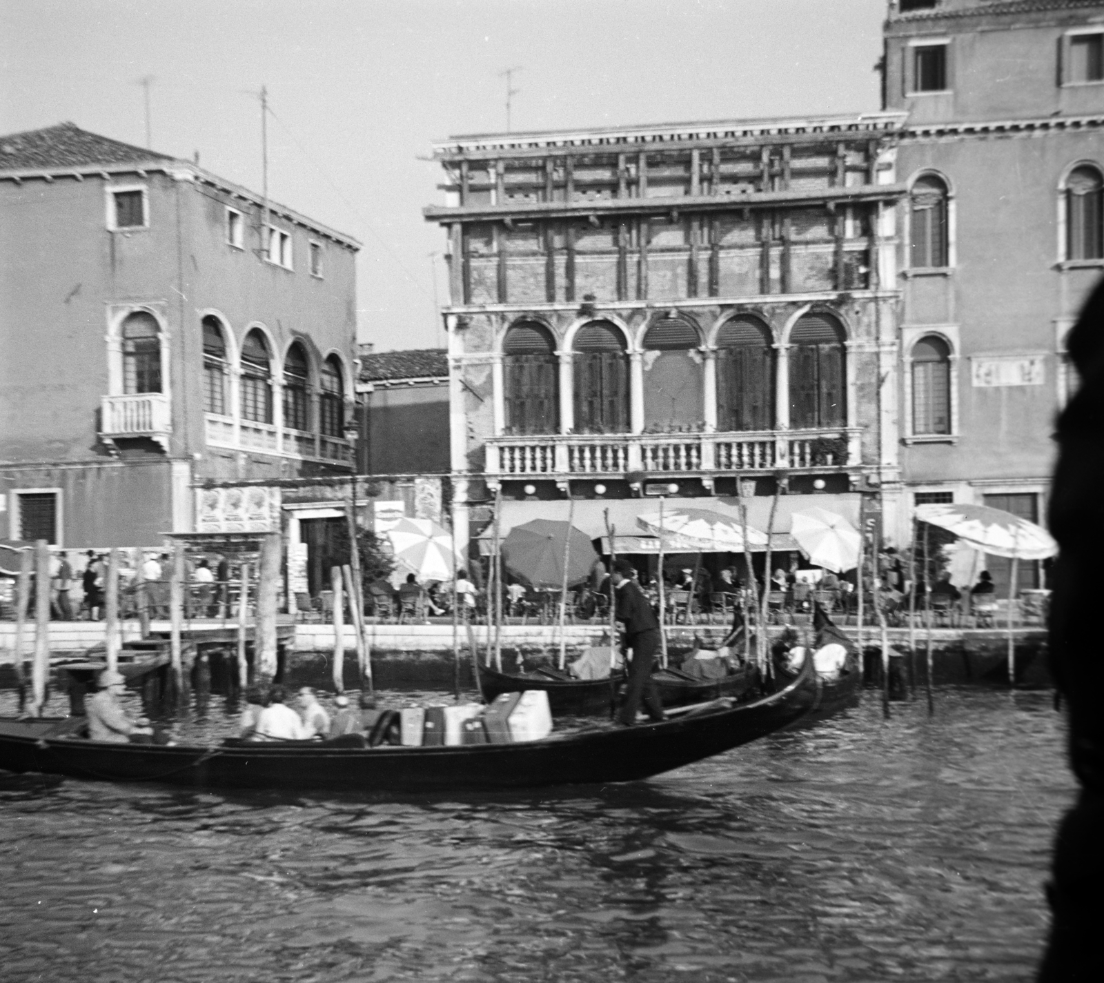 Olaszország, Velence, Canal Grande, balra a Palazzo Foscari Contarini két szárnya, jobbra a Palazzo Adoldo., 1962, Szűcs Attila, Fortepan #263189