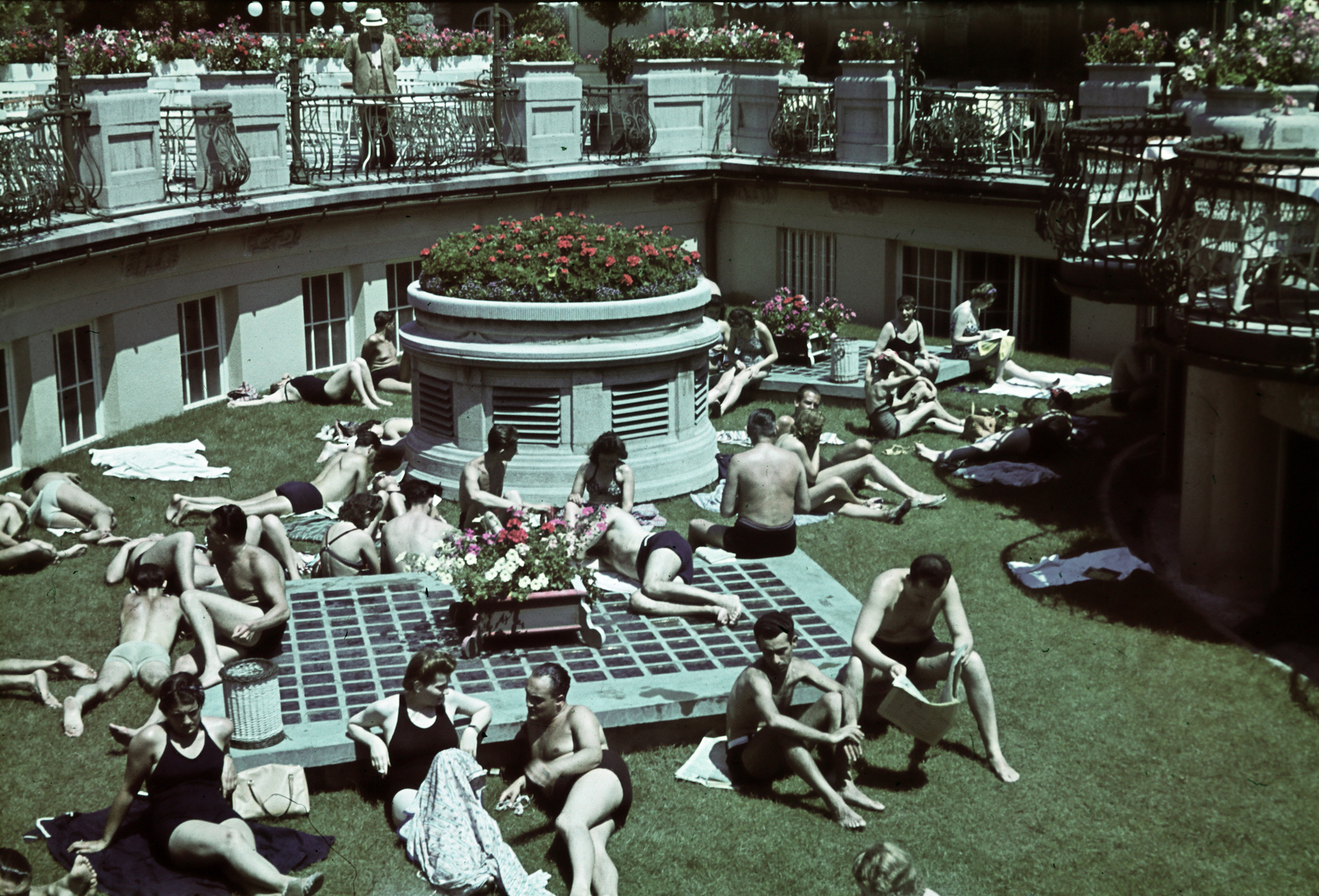 Magyarország, Budapest XI., Gellért Gyógyfürdő., 1940, Lehel Csaba és Jenő, színes, gyógyfürdő, napozás, Budapest, Fortepan #263204