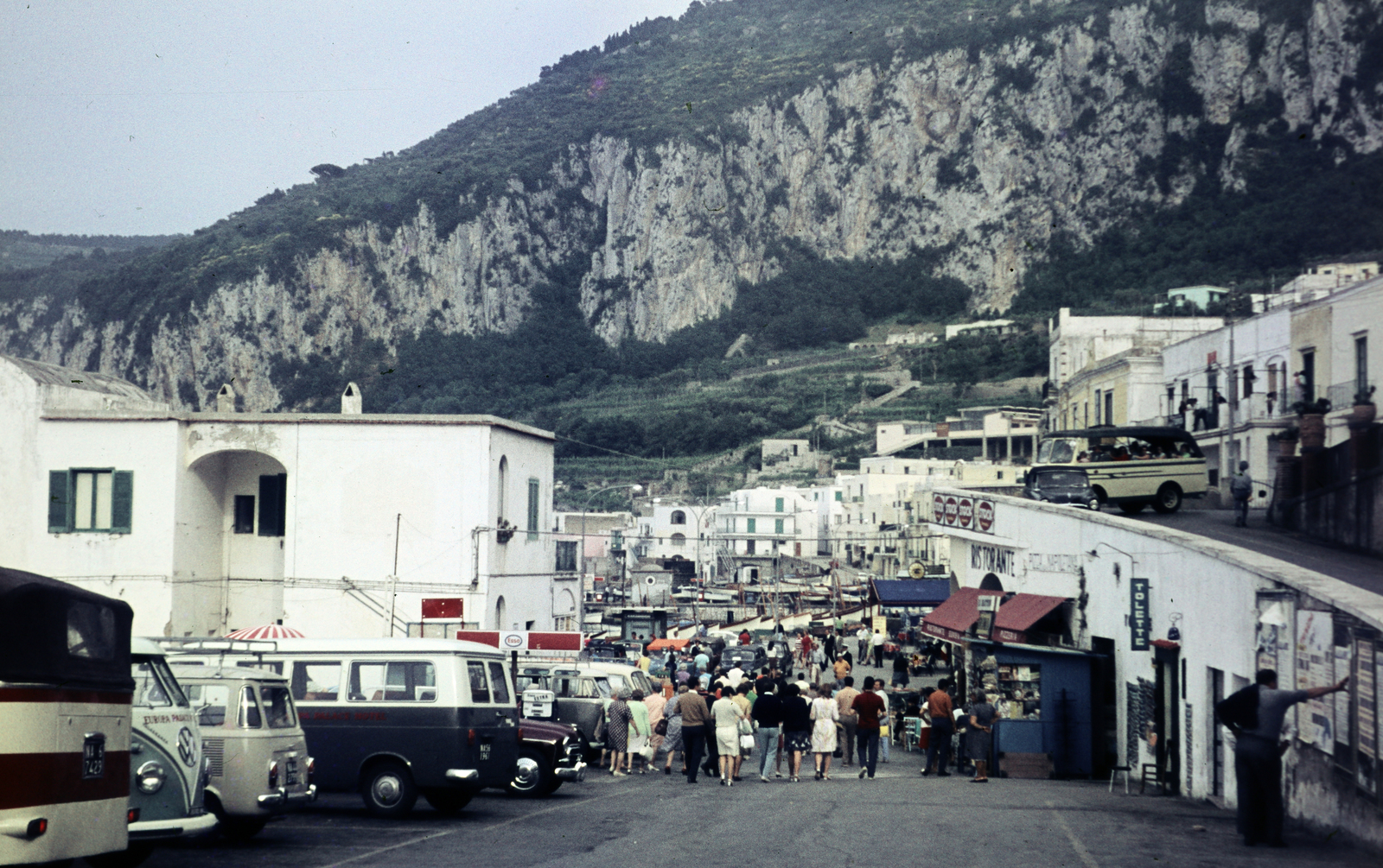 Olaszország, Capri, Via Marina Grande, szemben a kikötő., 1969, Lehel Csaba és Jenő, színes, Fortepan #263207