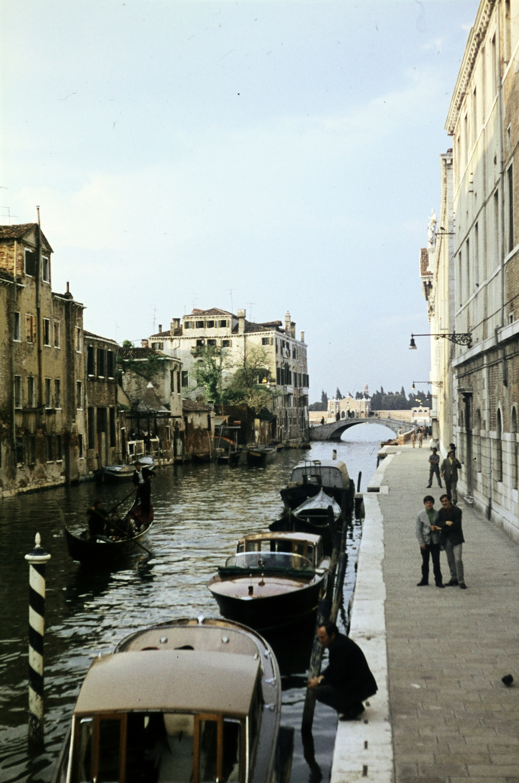 Olaszország, Velence, Canal de Cannaregio, távolabb a Ponte dei Mendicanti és a Palazzo Merati, 1963, Lehel Csaba és Jenő, színes, Fortepan #263212