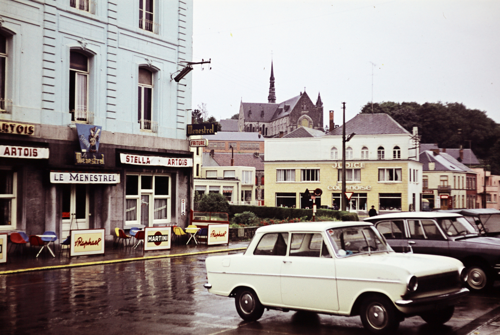 Belgium, Ciney, Place Emile Vandervelde, szemben fent a kapucinus templom (Immaculée Conception / Église des capucins)., 1963, Lehel Csaba és Jenő, színes, Fortepan #263213