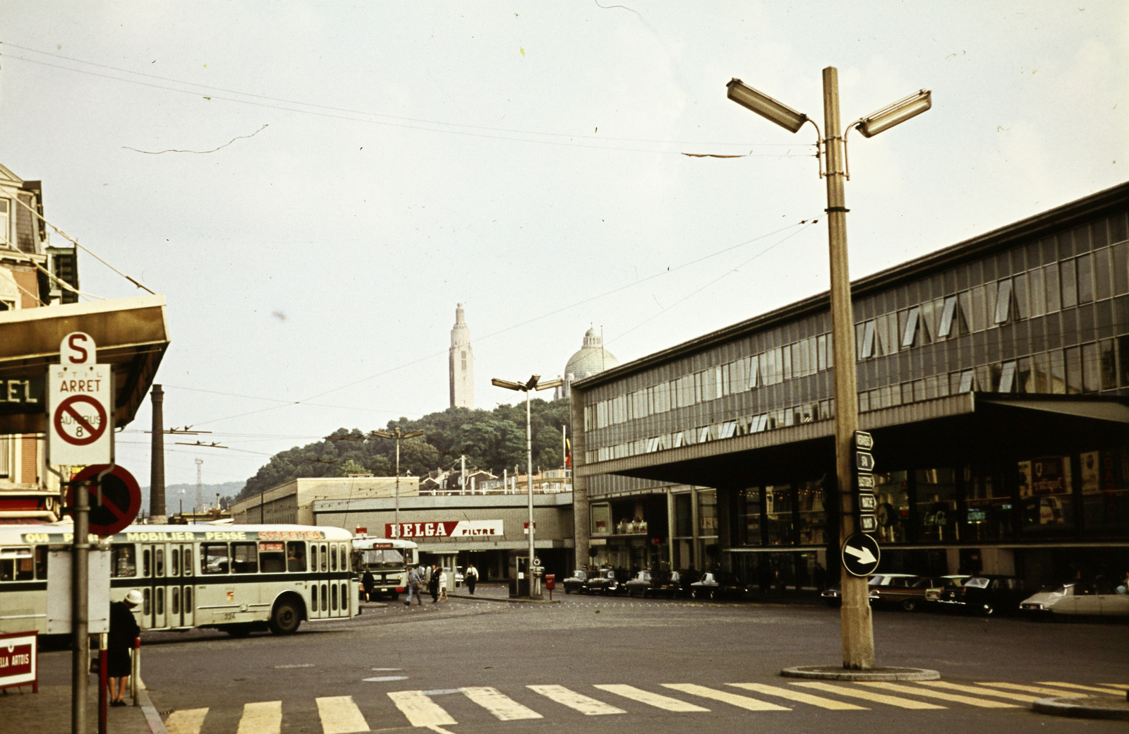 Belgium, Liège, Place des Guillemins, Liège-Guillemins vasútállomás. A távolban a L'église du Sacré-Cœur et Notre-Dame de Lourdes látható., 1963, Lehel Csaba és Jenő, színes, Fortepan #263214