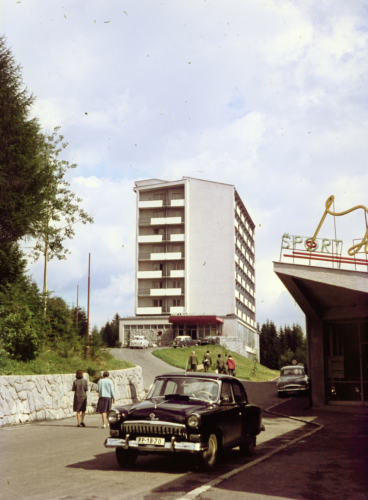Szlovákia, Magas-Tátra, Magastátra, Felsőtátrafüred üdülőhely (ekkor Ótátrafüred, később Magastátra város része). Hotel Sport (később Grand Hotel Bellevue)., 1962, Lehel Csaba és Jenő, színes, Fortepan #263216