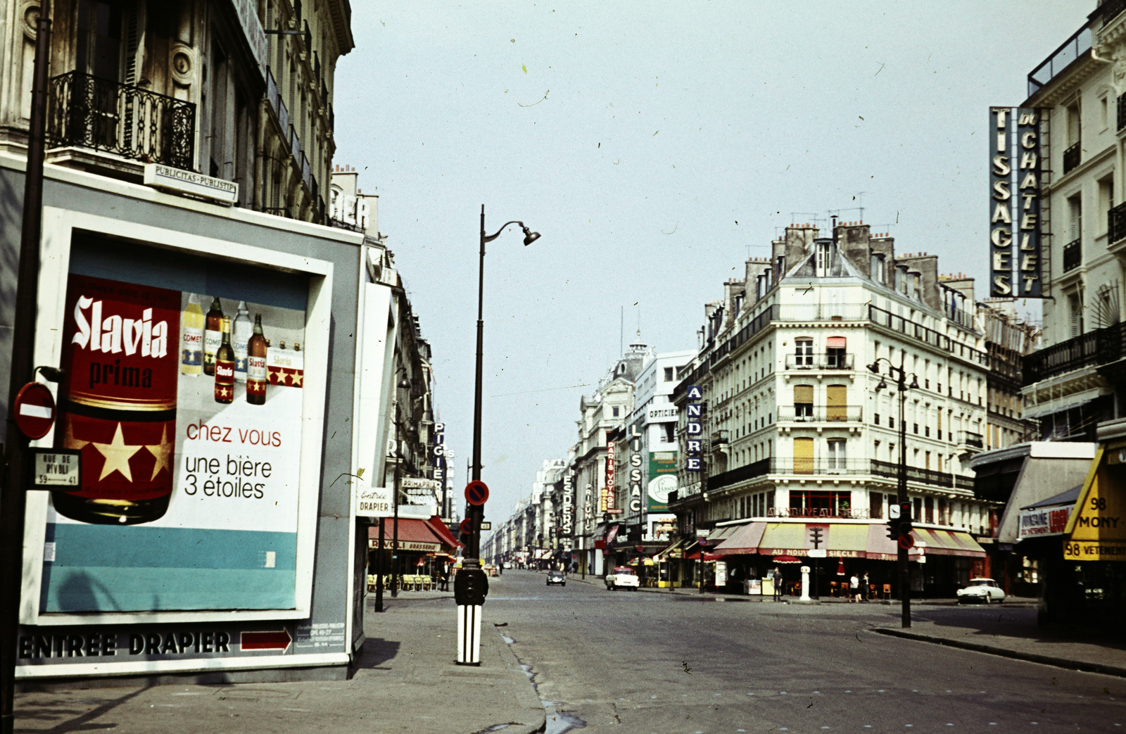 France, Paris, a Rue de Rivoli a Boulevard de Sébastopol felől, jobbra a Rue des Halles torkolata, 1968, dr. Lehel Csaba és Jenő, colorful, beer, Fortepan #263217