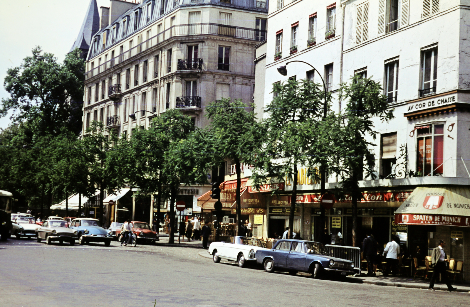 France, Paris, Boulevard Saint-Germain, a felvétel a Rue de Buci sarkán álló épület előtt készült. Balra a Saint-Germain-des-Prés templom részlete látható a háttérben., 1968, Lehel Csaba és Jenő, colorful, Fortepan #263224