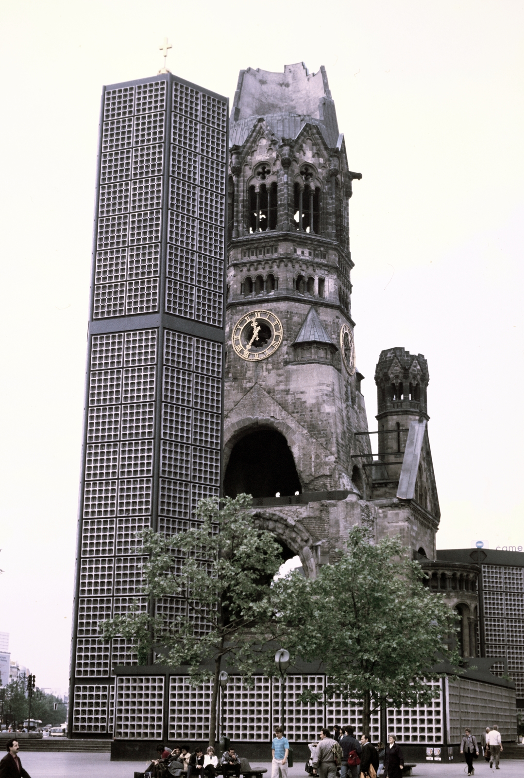 Germany, Berlin, Nyugat-Berlin, Breitscheidplatz, a Vilmos császár emléktemplom (Kaiser-Wilhelm-Gedächtnis-Kirche)., 1975, Lorkó Fanni, colorful, Fortepan #263242