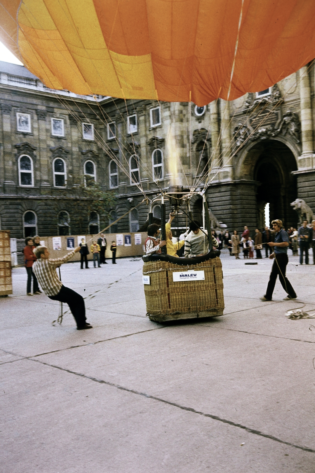 Magyarország, budai Vár, Budapest I., a Budavári Palota (korábban Királyi Palota) Nagy udvara, jobbra az Oroszlános kapu., 1979, Lorkó Fanni, színes, Budapest, hőlégballon, Fortepan #263243