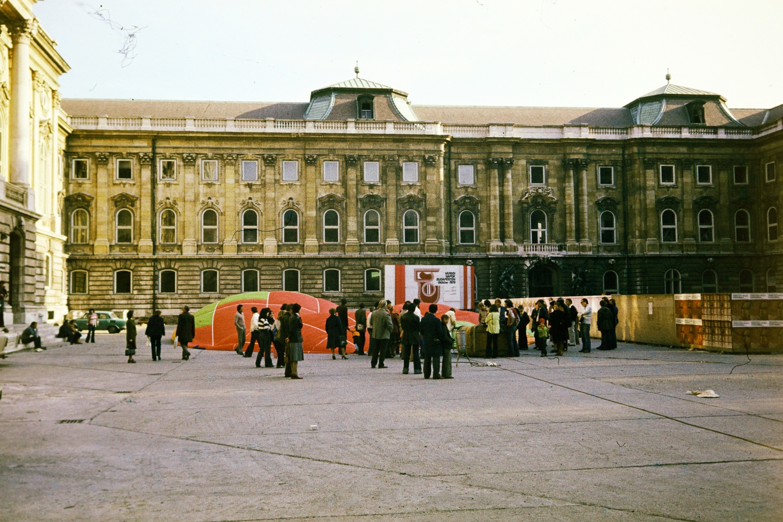 Hungary, Budapest I., a Budavári Palota (korábban Királyi Palota) Nagy udvara., 1979, Lorkó Fanni, colorful, Budapest, hot air balloon, Fortepan #263245