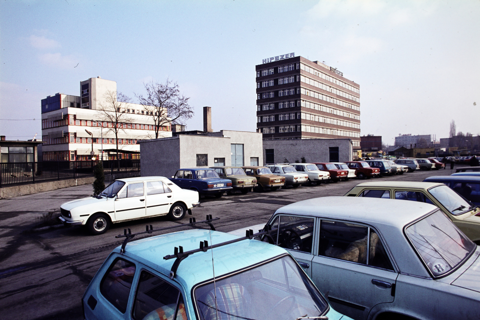 Magyarország, Budapest X., Jászberényi út 34-36., Könnyűipari Szerelő és Építő Vállalat (KIPSZER)., 1983, Lorkó Fanni, rendszám, Wartburg 353, Skoda 100, Budapest, osztálykép, Fortepan #263247