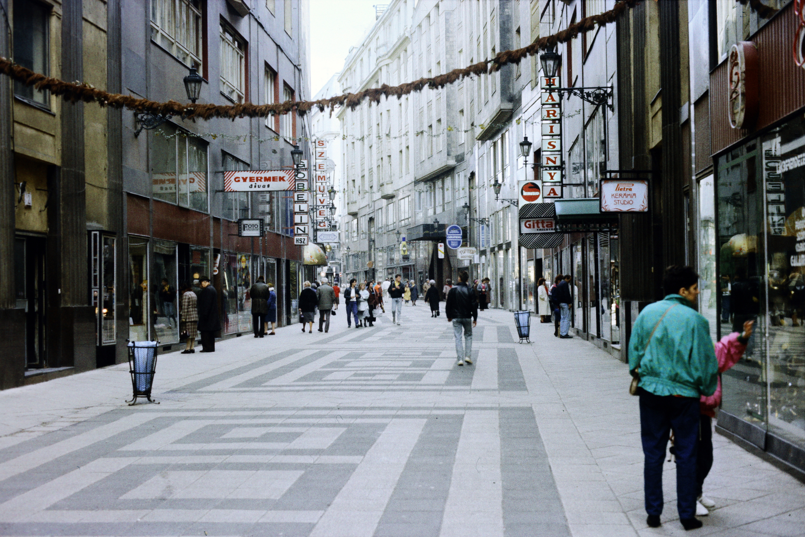 Magyarország, Budapest V., Haris köz a Váci utca irányából a Petőfi Sándor utca felé nézve., 1988, Lorkó Fanni, színes, Budapest, Fortepan #263248