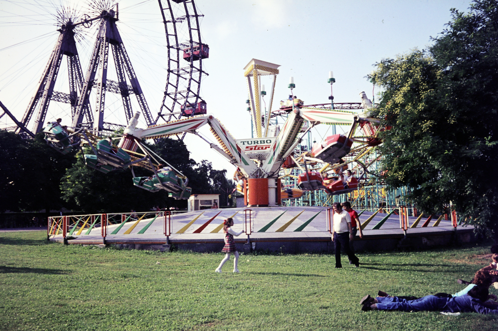Ausztria, Bécs, Práter, Turbo Star, balra az óriáskerék., 1975, Lorkó Fanni, színes, vidámpark, Fortepan #263270