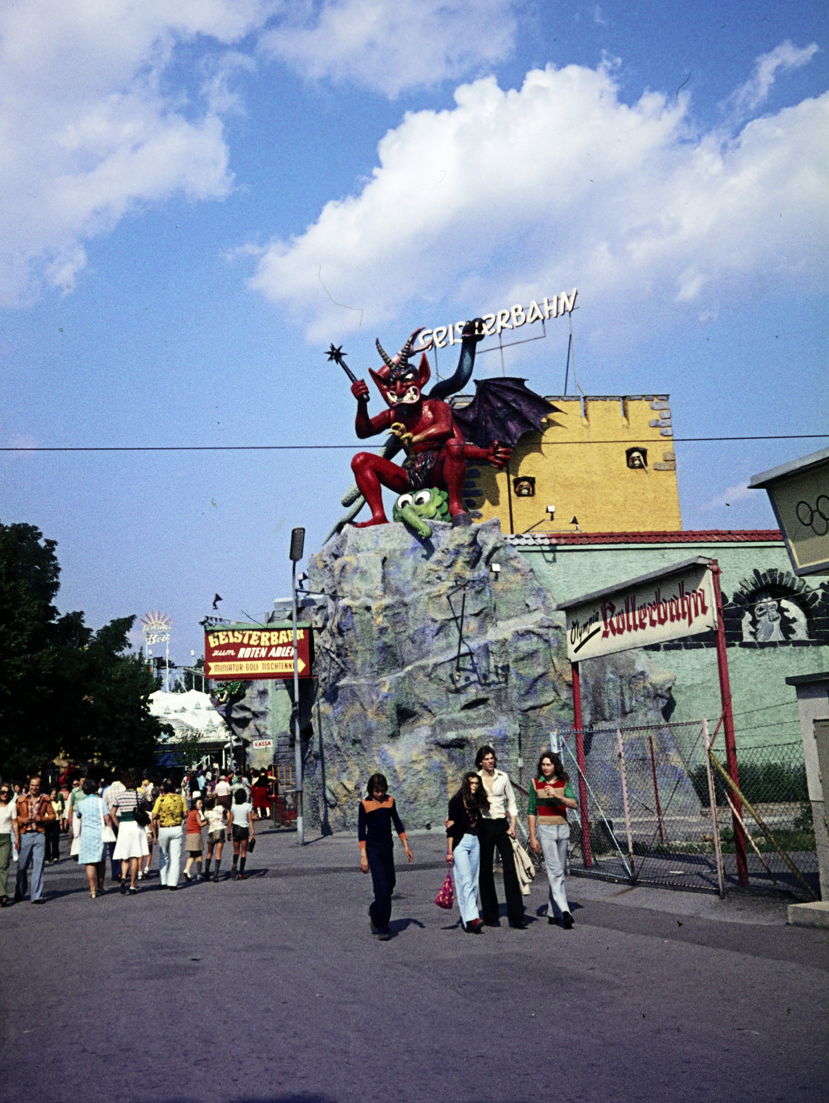 Austria, Vienna, Práter, szemben a Geisterbahn / "szellemvasút"., 1975, Lorkó Fanni, colorful, amusement park, Fortepan #263272