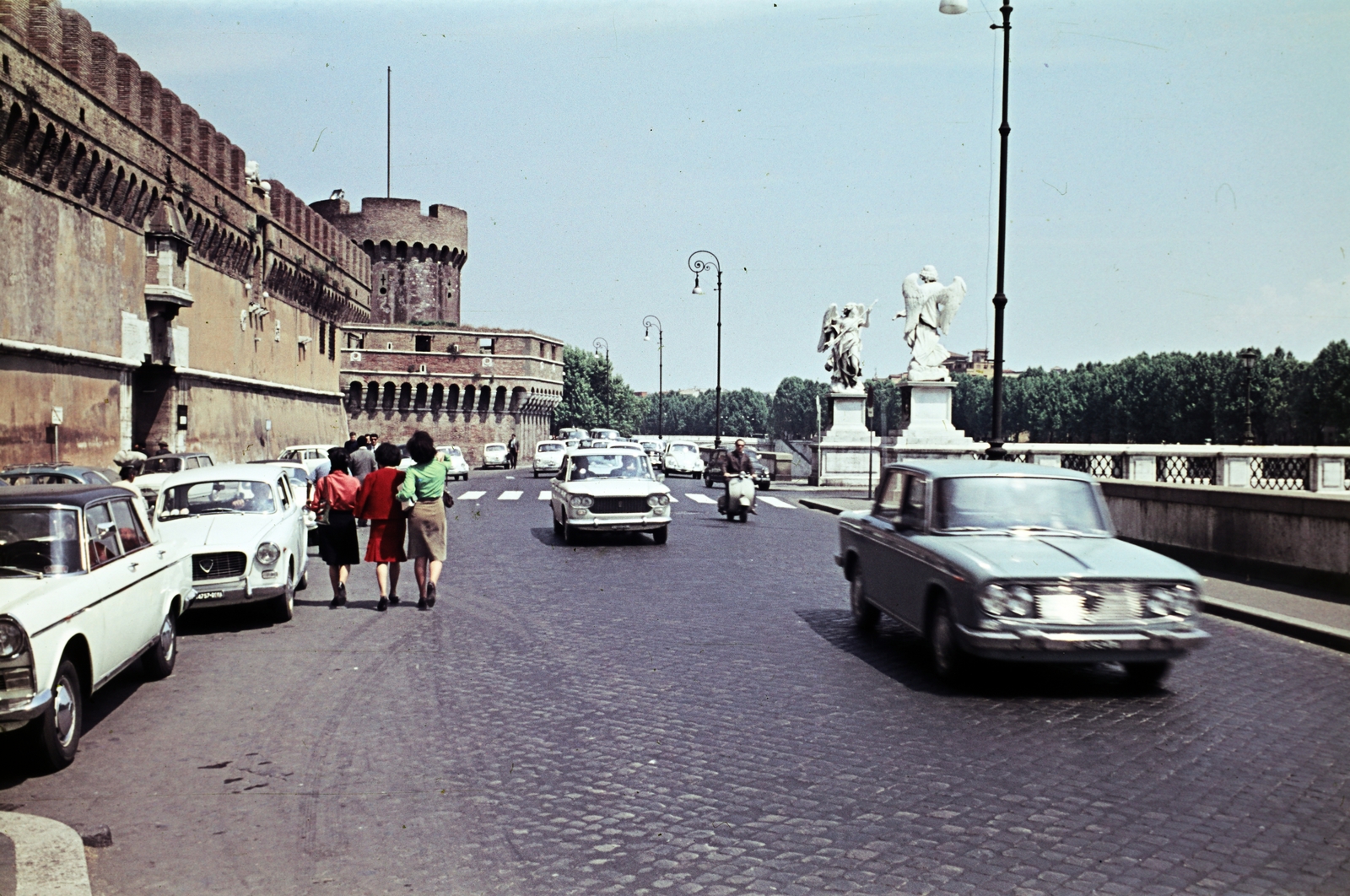 Olaszország, Róma, Lungotevere Castello, balra az Angyalvár (Castel Sant'Angelo), Hadrianus császár síremléke, jobbra az Angyalhíd (Ponte Sant'Angelo)., 1961, Fortepan/Album074, színes, bástya, kockakő, Fortepan #263287