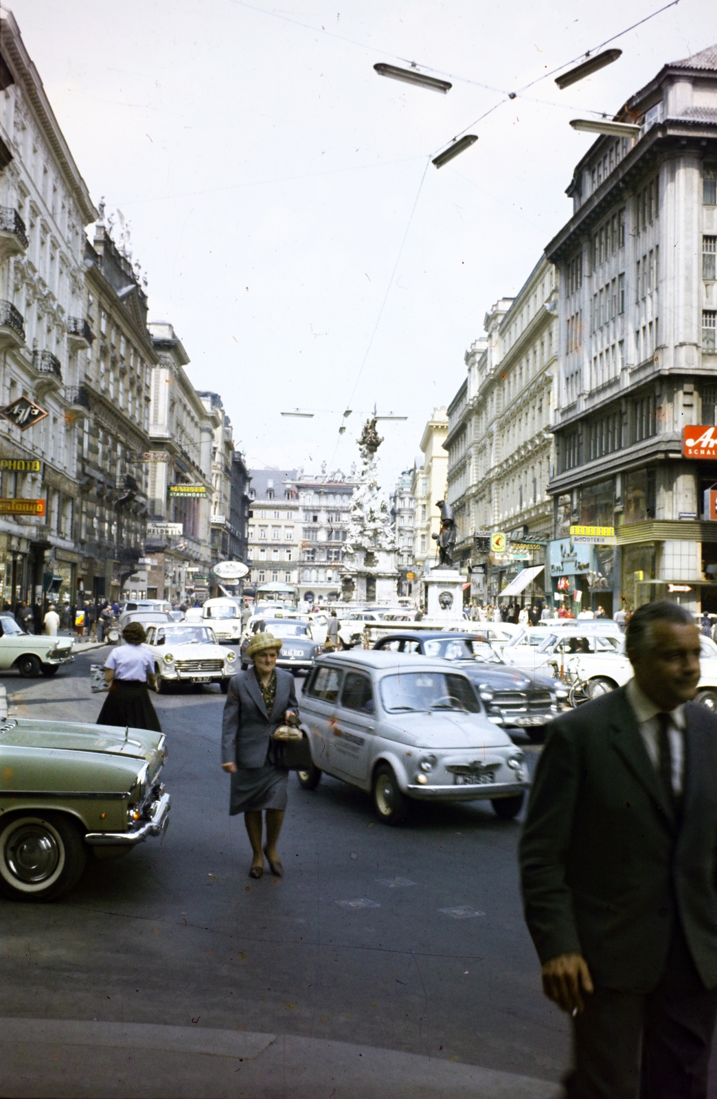 Ausztria, Bécs, Stock-im-Eisen-Platz, szemben a Graben-en a Szent Leopold szökőkút és távolabb a Pestisoszlop látható., 1961, Fortepan/Album074, színes, Fortepan #263291