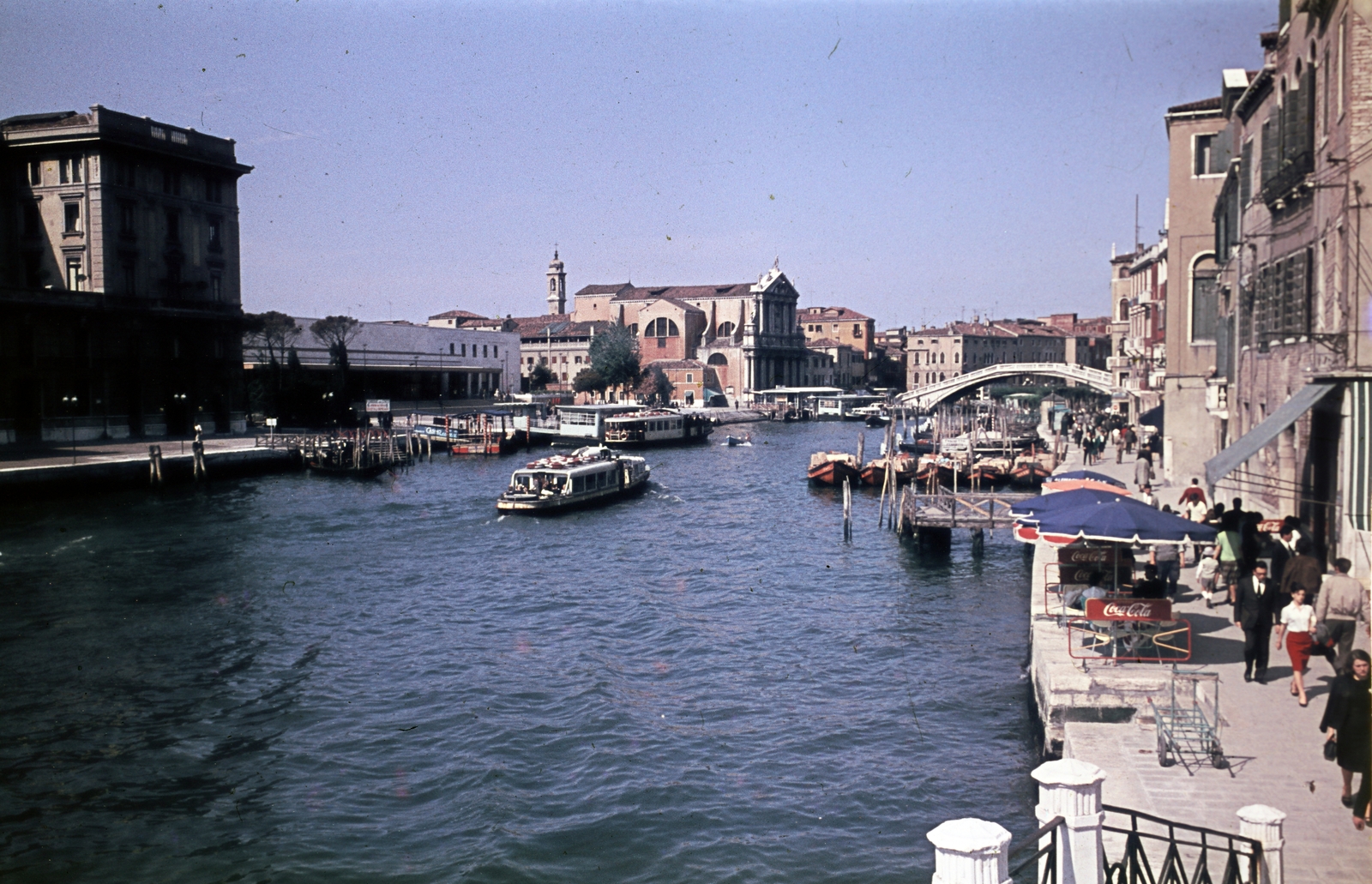 Italy, Venice, Canal Grande a Fondamenta del Monasteroa-ról nézve. Túlparton balra a Santa Lucia pályaudvar eredeti főépülete, ettől jobbra az új pályaudvara. Szemben a Chiesa di Santa Maria di Nazareth és előtte a Ponte degli Scalzi., 1961, Fortepan/Album074, colorful, Fortepan #263292