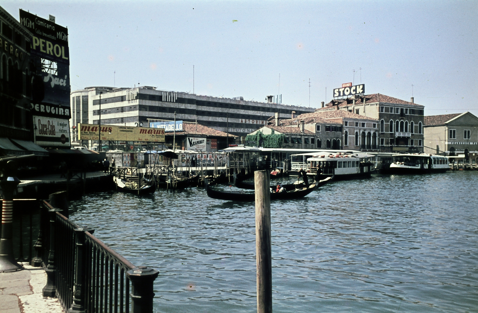 Olaszország, Velence, Fondemante del Monastero a Canal Grande partján, szemben a parkolóház a Piazzale Roma mellett áll., 1961, Fortepan/Album074, színes, Fortepan #263295