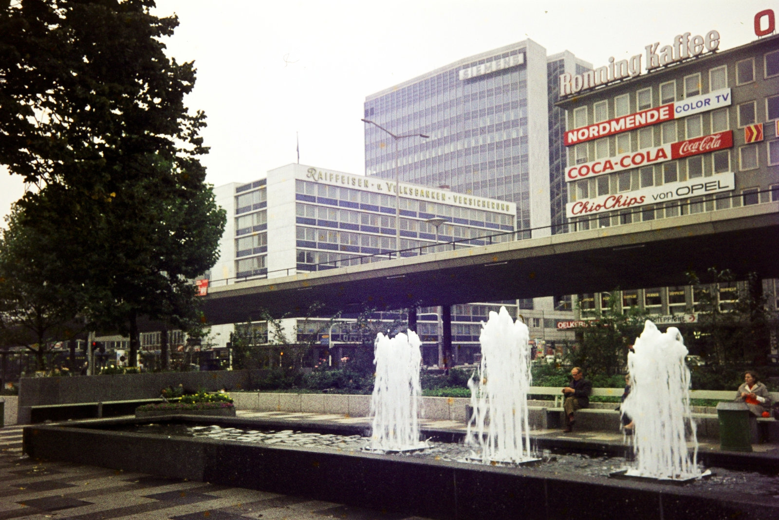 Németország, Bréma, Breitenweg a Bahnhofsplatz-nál., 1970, Fortepan/Album074, reklám, szökőkút, Coca-Cola, színes, NSZK, Fortepan #263298