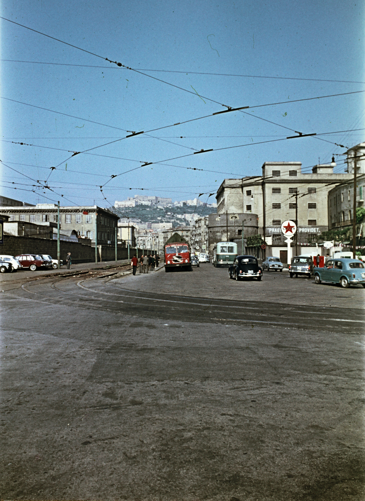 Italy, Naples, Calata Villa del Popolo, balra a Polizia di Frontiera Presidio Porto di Napoli, jobbra a Castello del Carmine egyik toronymaradványa, a háttérben a dombon a Castel Sant’Elmo (SantÉlmo-eröd) és a Certosa di San Martino (Szent Márton-kolostor)., 1961, Fortepan/Album074, commercial vehicle, Red Star, rails, colorful, Fortepan #263300