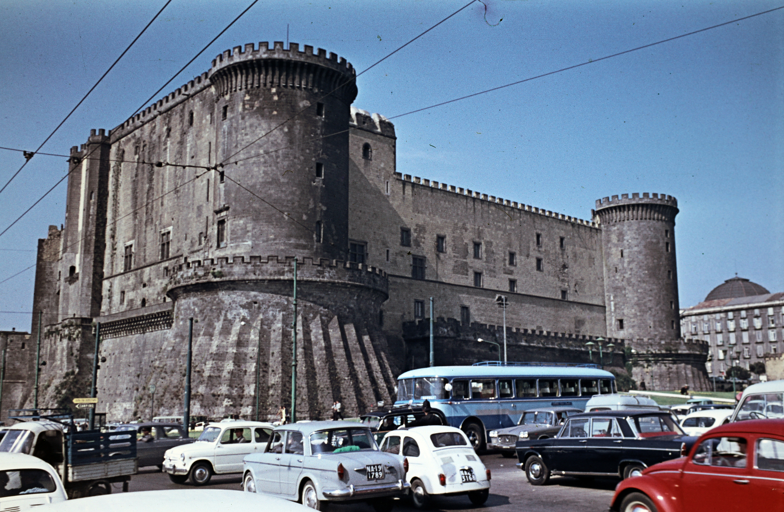 Italy, Naples, Piazza del Municipio, az Új Vár (Castel Nuovo) vagy ismertebb nevén Anjou-erőd (Maschio Angioino), 1961, Fortepan/Album074, colorful, Fortepan #263302