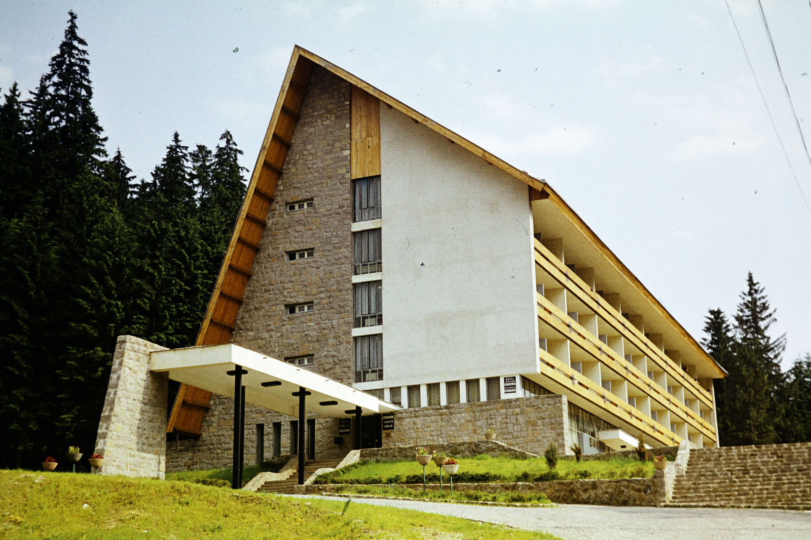 Romania,Transylvania, Băile Tusnad, Fősétány (Aleea Sfânta Ana), Hotel Ciucas., 1967, Fortepan/Album074, modern architecture, colorful, Fortepan #263305