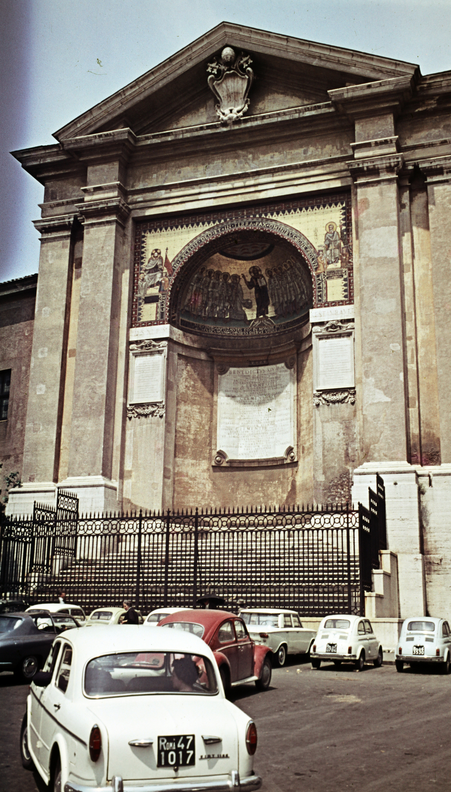 Olaszország, Róma, Piazza di San Giovanni in Laterano, Triclinium Leoninum kegyhely., 1961, Fortepan/Album074, színes, rendszám, Fortepan #263309