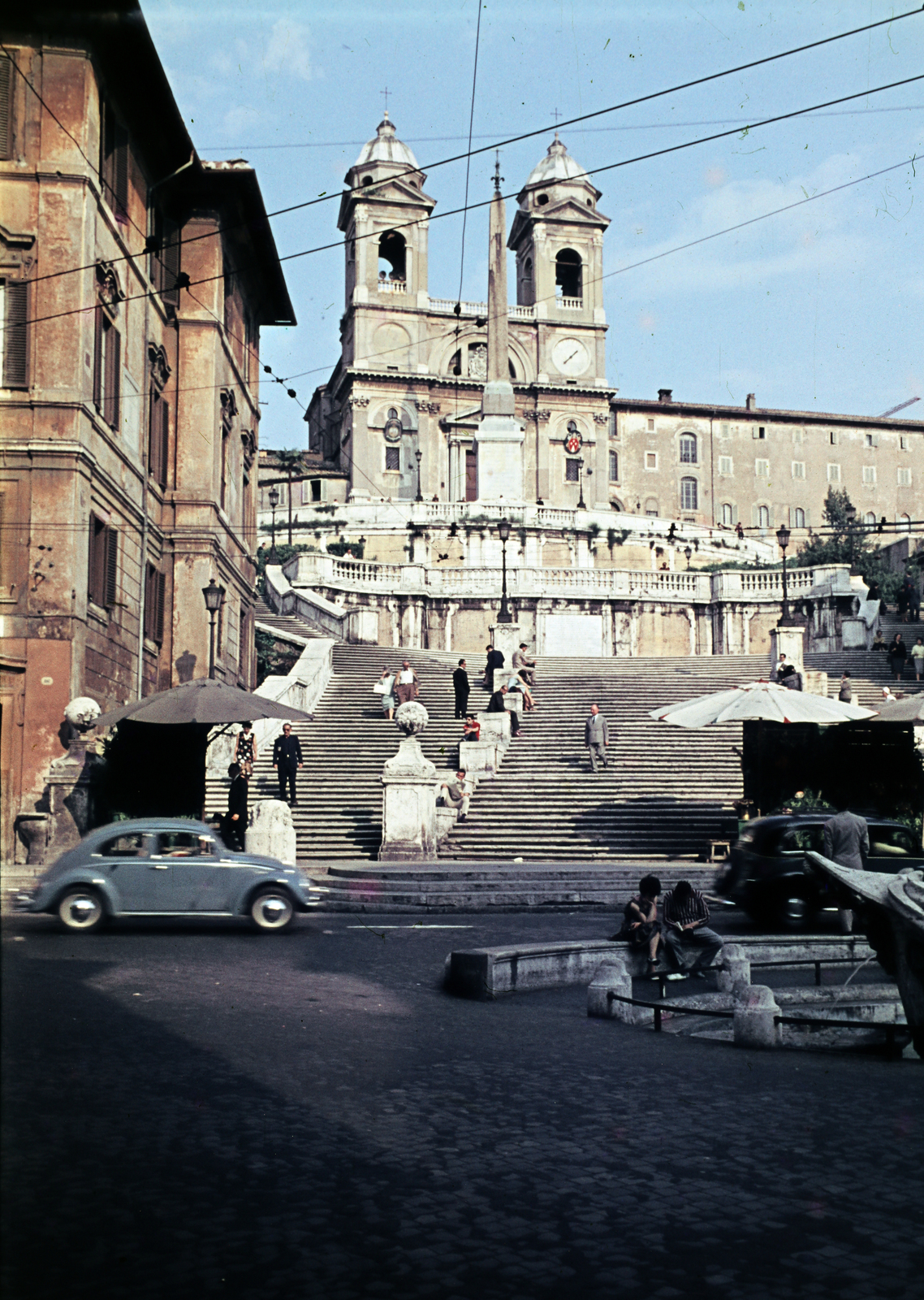 Olaszország, Róma, Piazza di Spagna, szemben a Spanyol-lépcső és egy egyiptomi obeliszk, mögötte a Trinitá dei Monti templom., 1961, Fortepan/Album074, lépcső, Volkswagen Bogár, színes, Fortepan #263310