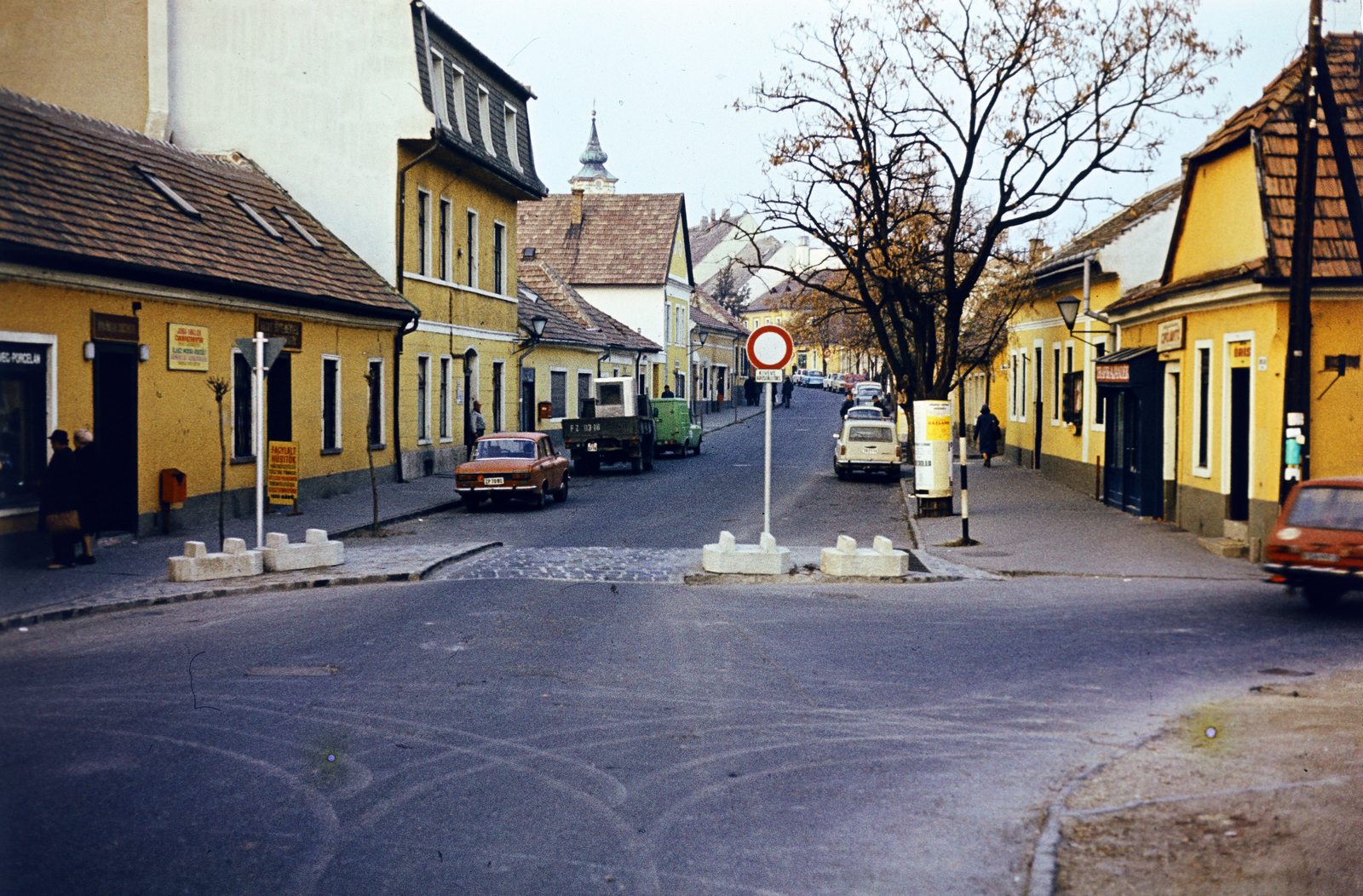 Magyarország, Szentendre, Szabadság tér, szemben a Dumtsa Jenő utca., 1980, Fortepan/Album074, színes, utcakép, Fortepan #263322