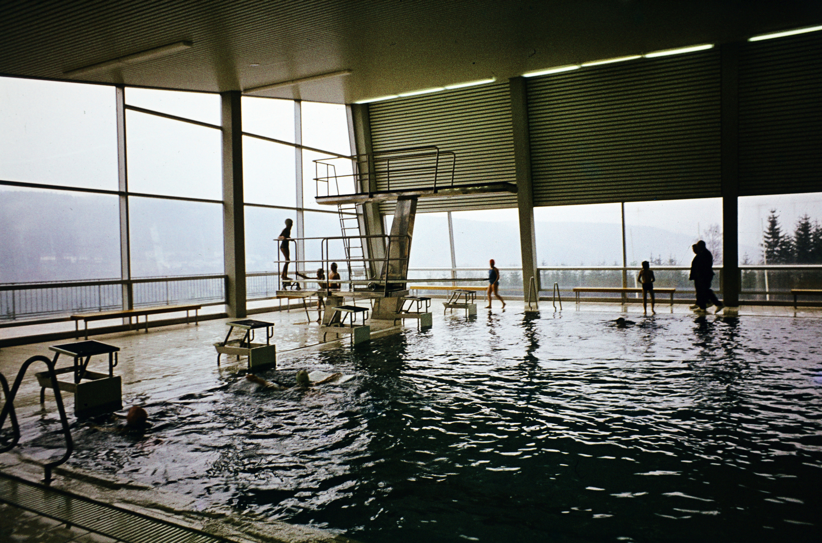 Németország, Essen, Schwimmzentrum Kettwig - Hallenbad / Kettwig úszóközpontja - fedett uszoda., 1975, Fortepan/Album074, színes, uszoda, trambulin, Fortepan #263323
