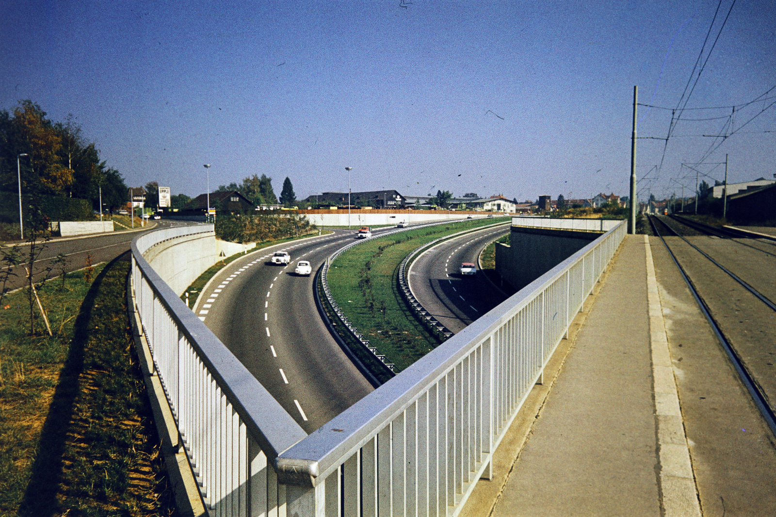 Németország, Stuttgart, az U-Bahn vonal hídja alá kanyarodó Löffelstraße a Peregrinastraße felé vezető kihajtónál., 1969, Fortepan/Album074, színes, NSZK, Fortepan #263325